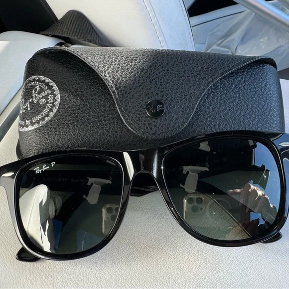 Authentic Ray-Ban Wayfarer Polarized Black Sunglasses with Case - Picture 2 of 10